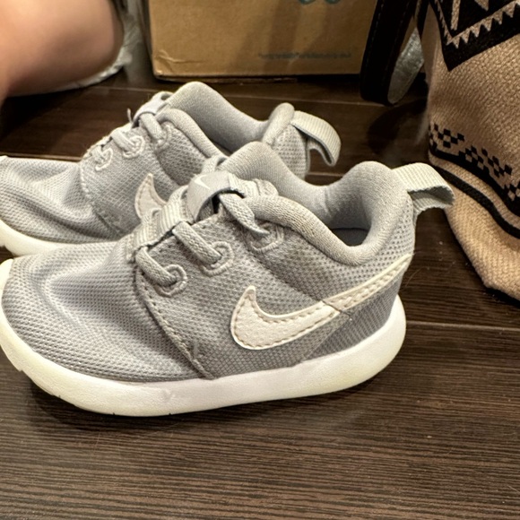 Nike roshe one toddlers size 5 - Picture 3 of 5